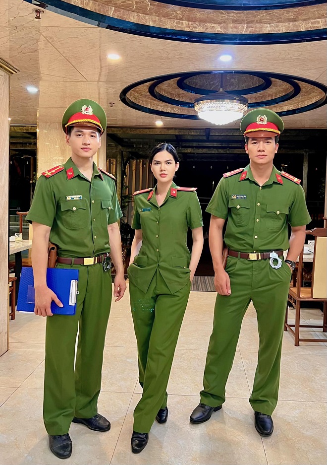 Ngoc Trinh suddenly wears a police uniform in the scene of crime suppression at midnight - 4