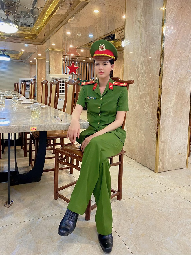 Ngoc Trinh suddenly wears a police uniform in the scene of crime suppression at midnight - 1