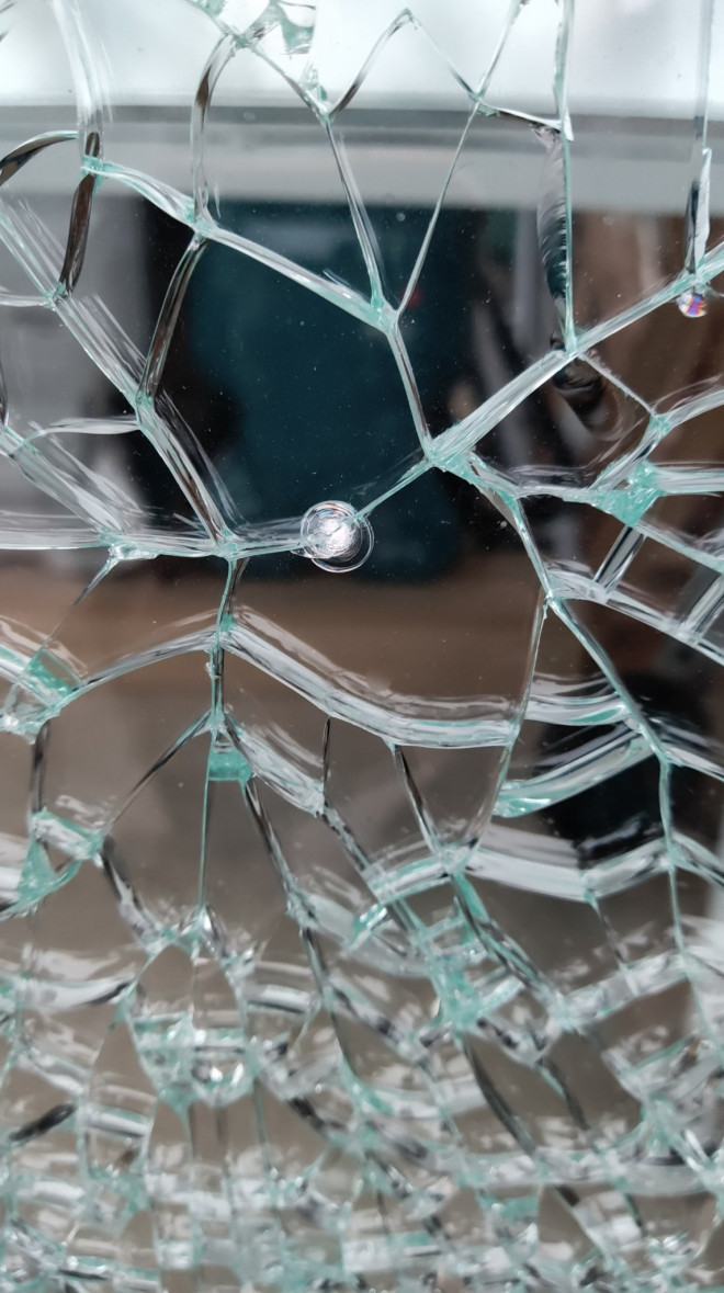 A series of houses in an urban area in Hai Phong broke glass, suspected of being hit by bullets - 2