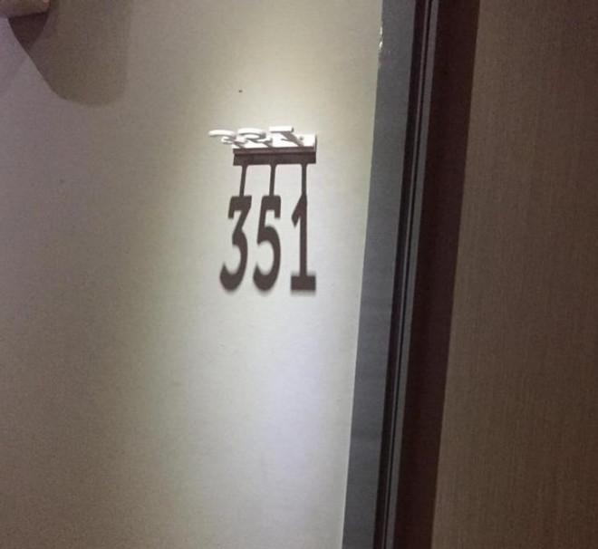 The strange and interesting things at the hotel make visitors " peek-a-boo"  - 18