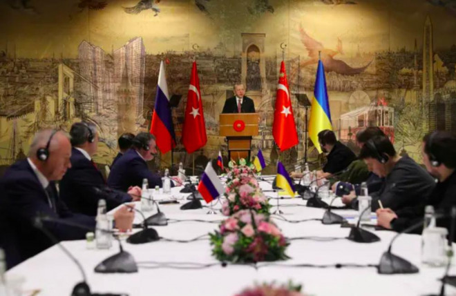 Tổng thống Thổ Nhĩ Kỳ Tayyip Erdogan phát biểu trước các nhà đàm phán Nga và Ukraine trước khi họ hội đàm. Ảnh: Reuters