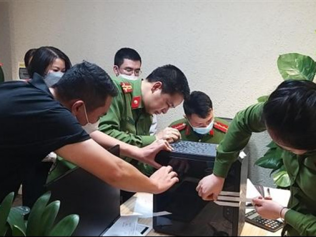 Tin tức trong ngày - Những hình ảnh "nóng" khám xét trụ sở FLC