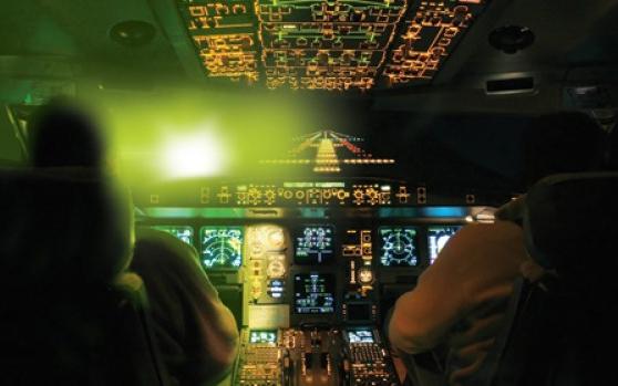 Máy bay bị chiếu tia laser. Ảnh minh họa