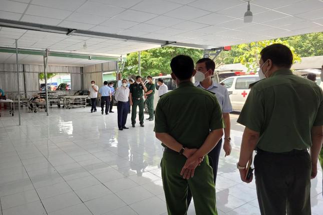 Lực lượng chức năng có mặt tại Bệnh viện tỉnh Long An để đưa thi thể ông Lê Hòa Bình về TPHCM