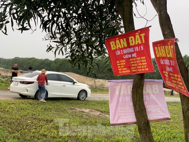 Choáng cảnh ''cò'' ùn ùn đổ về làng, ''chào hàng'' bán đất như buôn rau - 9