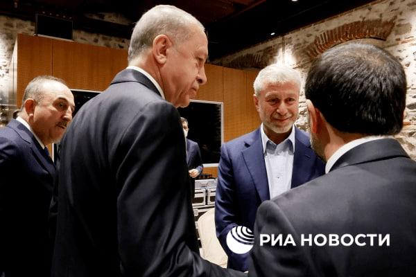 Tỉ phú Roman Abramovich cũng có mặt trong đoàn đàm phán. Ảnh: RIA