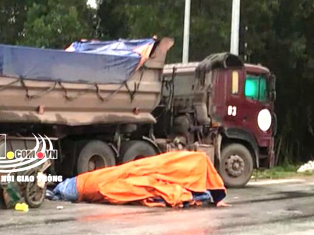 Tin tức trong ngày - Clip: Lấn làn ngược chiều, lao vào ngã tư, ô tô gây tai họa kinh hoàng