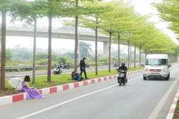 Tin tức trong ngày - Giật mình với cảnh "quý cô, quý bà" xiêm y lộng lẫy chụp ảnh ven đường vào cao tốc