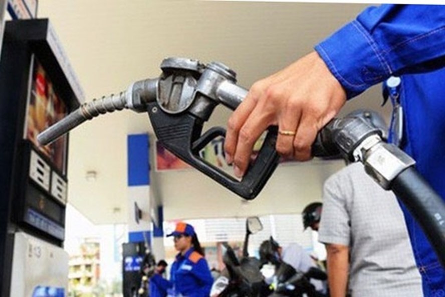 Xăng dầu tăng cao kéo theo giá cả hàng hóa thiết yếu tăng phi mã