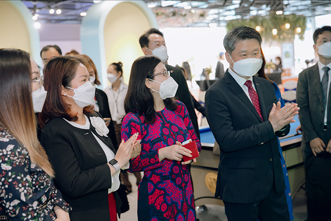 Chủ tịch KOSME cùng các vị khách quý tham quan store Brand K Bitexco.