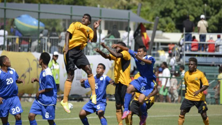 U23 Vanuatu (áo vàng) từng "hủy diệt" U23 Micronesia 46-0 ở lượt đấu cuối vòng bảng Pacific Games 2015