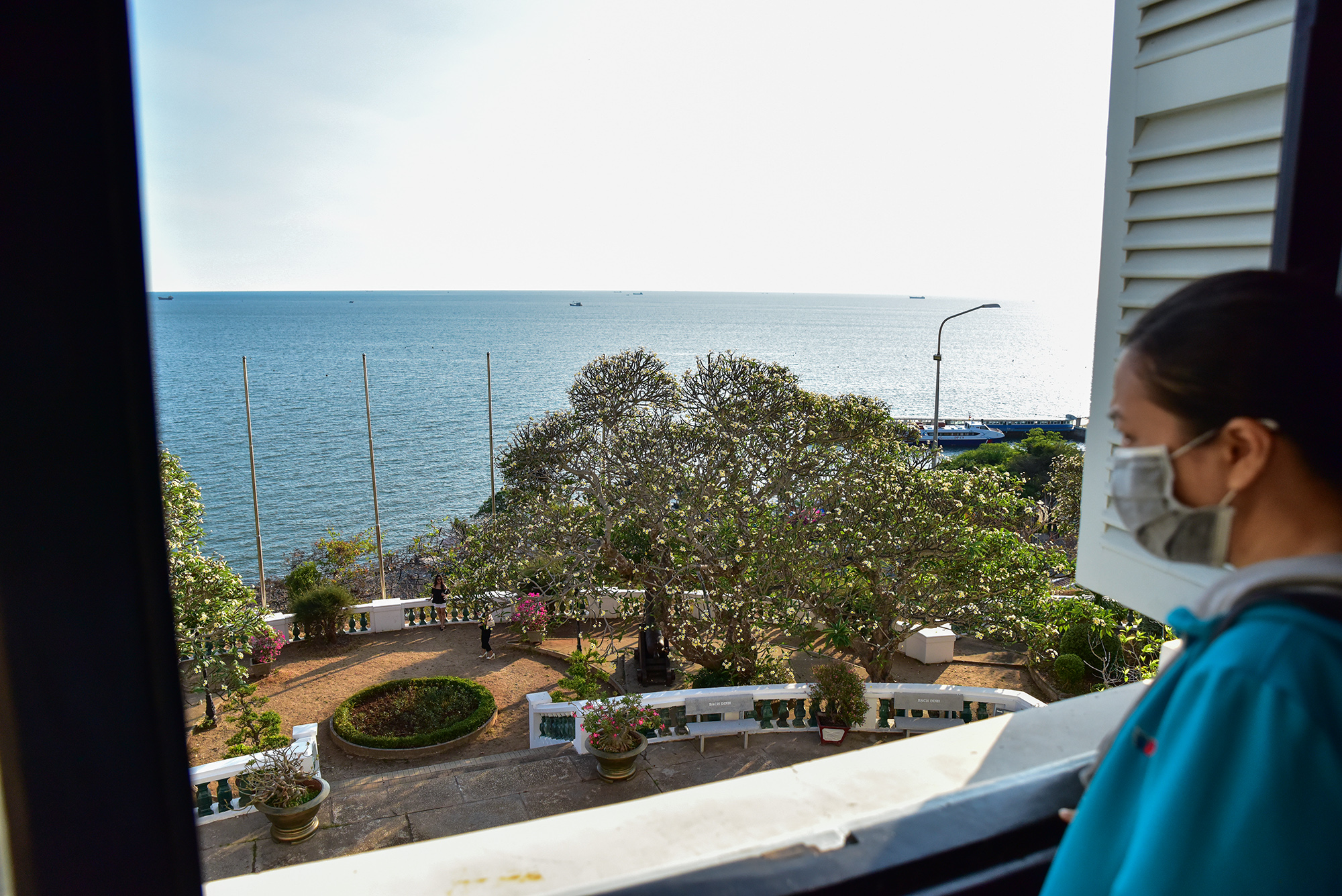 Các phòng ngủ, phòng khách chung đều có cửa sổ thông thoáng, có thể thấy bao quát, ngắm biển khu bãi sau TP Vũng Tàu. Năm 1916, vua Thành Thái cùng con trai là cựu hoàng Duy Tân bị đày ở đảo Réunion, châu Phi. Bạch Dinh được sử dụng trở lại là nơi nghỉ mát của các Toàn quyền Đông Dương. Năm 1934, dinh thự được nhượng lại để làm nơi nghỉ mát cho hoàng đế Bảo Đại và hoàng hậu Nam Phương.