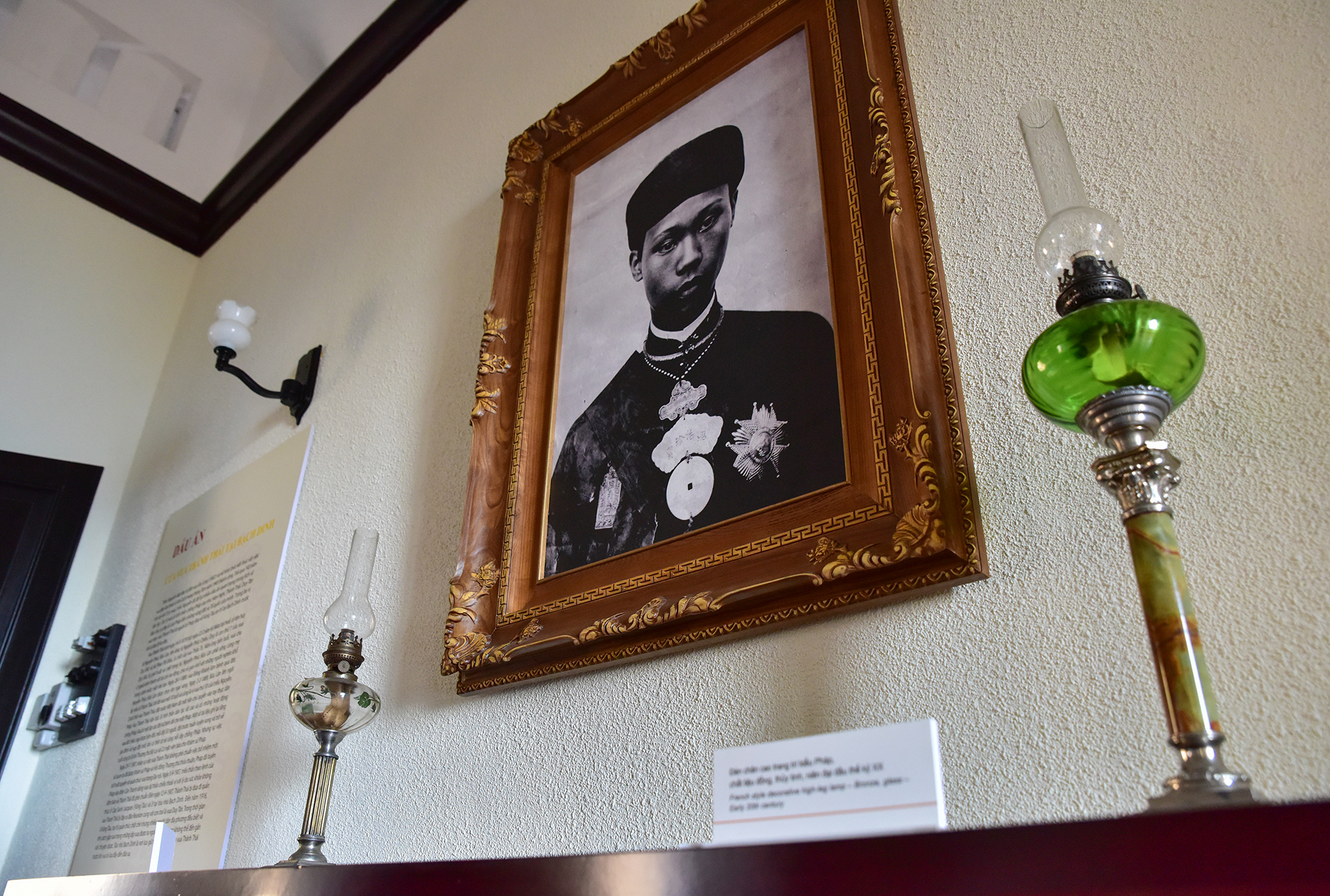 Toà Bạch Dinh là nơi lưu giữ nhiều dấu ấn của vua Thành Thái trước khi ông bị lưu đày đến đảo xa nên còn có một tên gọi nữa là Dinh ông Thượng. Vua Hàm Nghi, Thành Thái và Duy Tân là những vị vua yêu nước, có tinh thần chống Pháp cao đều phải chịu sự đày ải đến những vùng đất xa đất nước của mình.