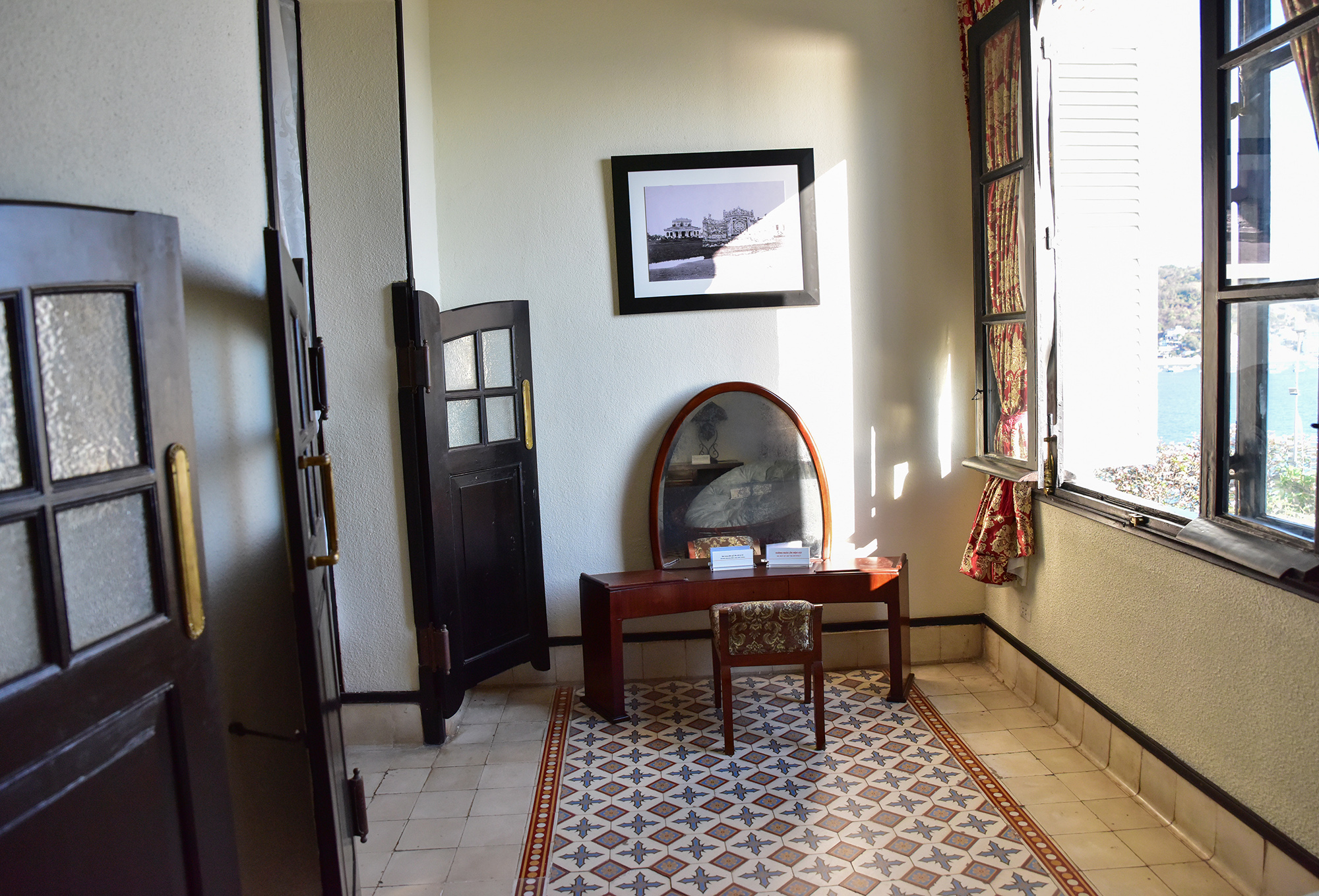 Bạch Dinh cũng thường được gọi là dinh Bảo Đại, nơi vua Bảo Đại hay dùng để nghỉ mát. Đây là một trong những dinh thự nghỉ dưỡng của vua Bảo Đại ở nhiều miền trên đất nước như Đà Lạt, Nha Trang, Buôn Mê Thuật, Đồ Sơn… Các vật dụng bàn ghế, bàn trang điểm, trường kỷ… sử dụng đầu thế kỷ 20 vẫn được trưng bày. Trong đó, chiếc bàn trang điểm hoàng hậu Nam Phương từng sử dụng vẫn được bảo quản, trưng tại không gian bên cạnh cửa sổ thông với phòng ngủ nhà vua.