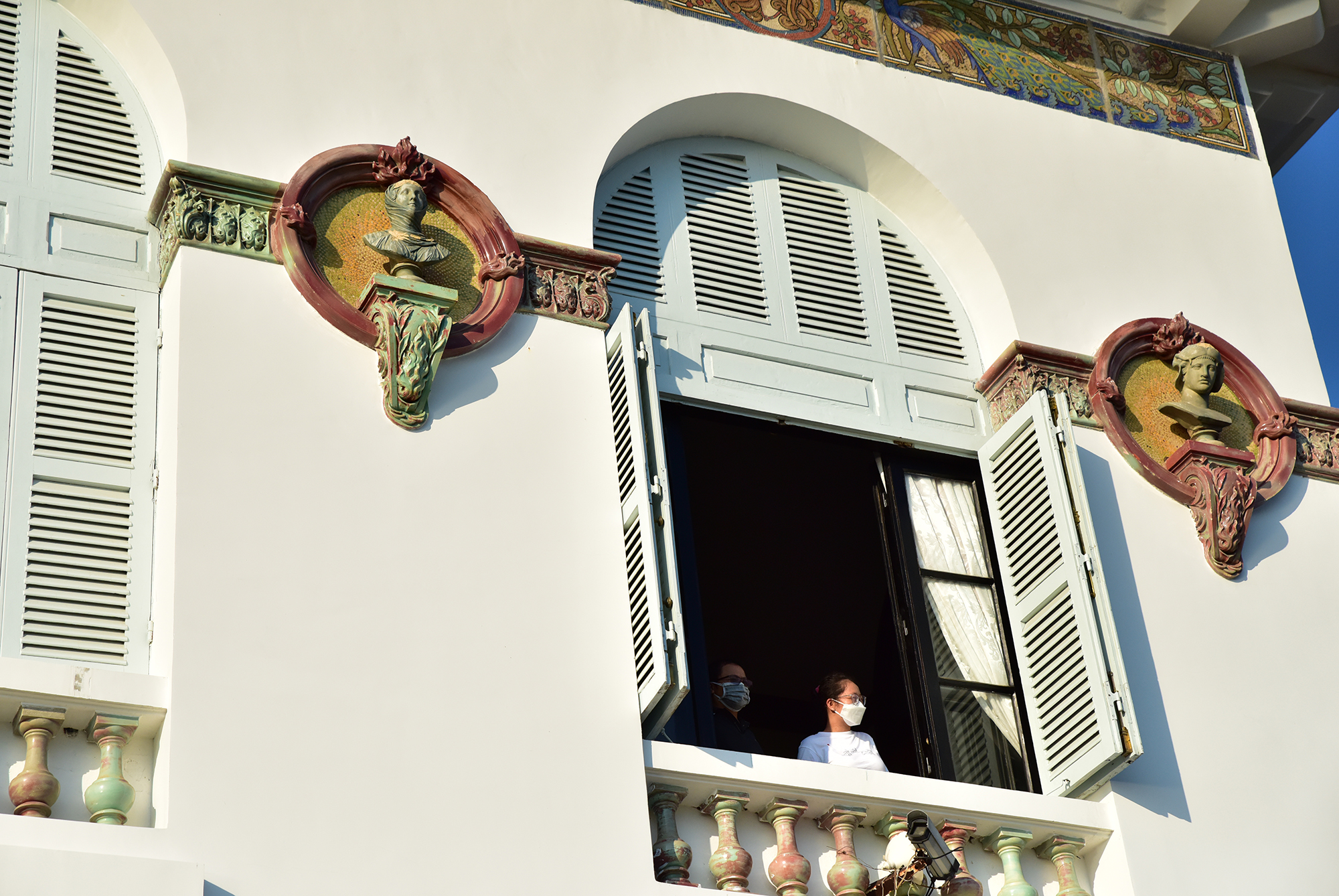 Các mặt tường chính của toà dinh thự có kiến trúc trang trí khá tương đồng, 8 bức tượng đá bán thân mang phong cách Hy Lạp cổ đại gắn trên một đường viền chạm trổ tinh tế bên cạnh các cửa sổ bằng gỗ. Dải tranh ghép sát mát bằng gốm sứ bao quanh bốn mặt dinh khắc hoạ nhiều hình ảnh như các gương mặt phụ nữ phương Tây, chim công, ngôi sao, đường viền.