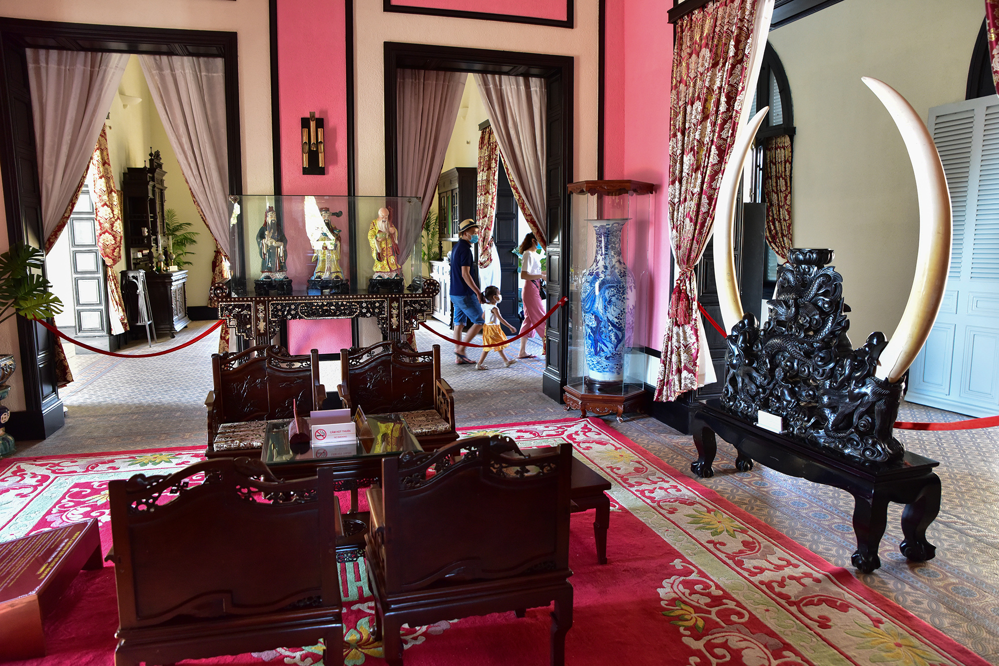 Bạch Dinh có diện tích sàn hơn 400m2, gồm nhiều phòng có kích thước, chức năng khác nhau. Ngay lối vào chính phía trước và sau tầng trệt là phòng khánh tiết, phòng ăn, phòng làm việc. Phòng khánh tiết bài trí những hiện vật cổ xưa như bộ bàn ghế gỗ Gụ niên đại Khải Định năm 1921, cặp ngà voi châu Phi, cặp bình Bách điểu chầu phụng, bộ tam đa sứ ngũ sắc Phúc - Lộc - Thọ…