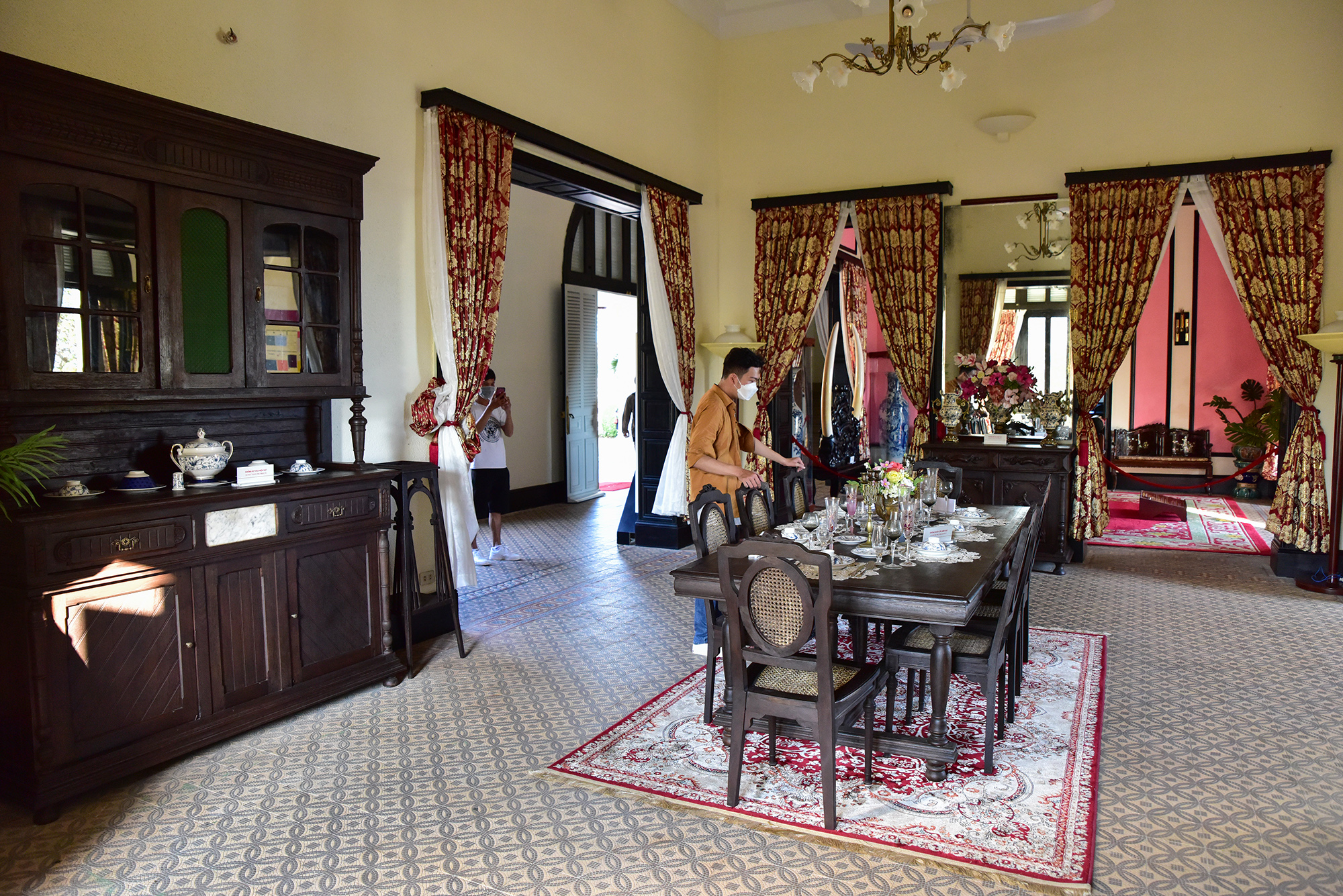 Phòng có diện tích lớn nhất dinh là phòng ăn tại tầng trệt liên thông bằng 2 cửa với phòng khánh tiết. Trung tâm trưng bày bộ bàn ăn với ly, chén đĩa… theo phong cách phương Tây cuối thể kỷ 19 đến đầu thế kỷ 20.