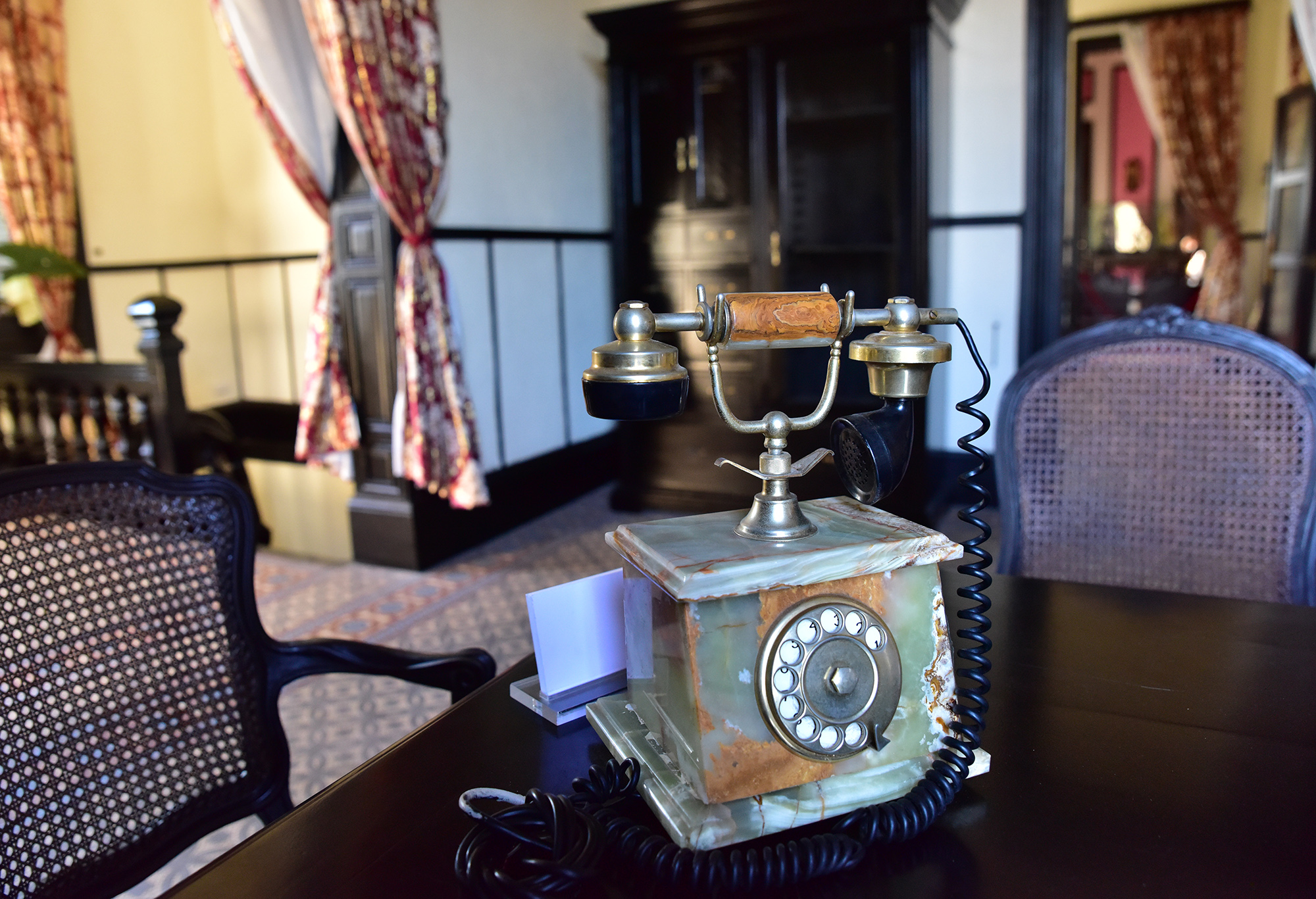 Những chiếc tủ đồ cổ xưa đặt trong phòng ăn, cạnh phòng bếp dùng để đồ dùng cho ăn uống, tiệc đãi khách. Nhiều vật dụng cũ thời xưa được trưng bày trong phòng làm việc riêng tại tầng trệt.