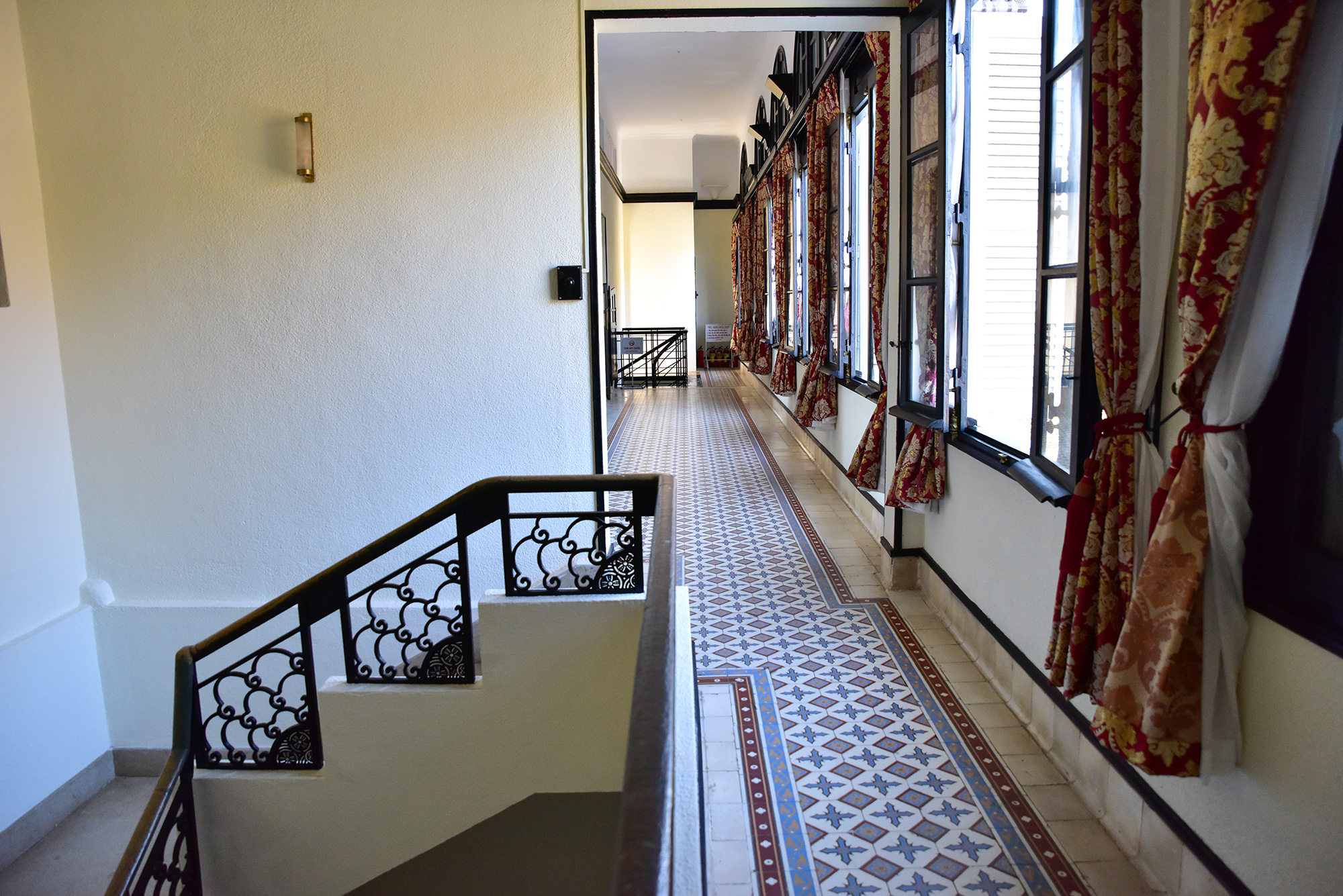 Dinh thự thiết kế lối lên bằng cầu thang bậc và một cầu thang phụ hình xoắn cho người phục vụ. Trong đó lối chính cầu thang bậc có tay vịn trang trí bằng hoa văn tinh xảo. Hành lang dẫn vào các phòng khách, phòng ngủ lớn, nhỏ với nhiều cửa sổ đón gió, ánh sáng, gạch mặt sàn có hoa văn bắt mắt.