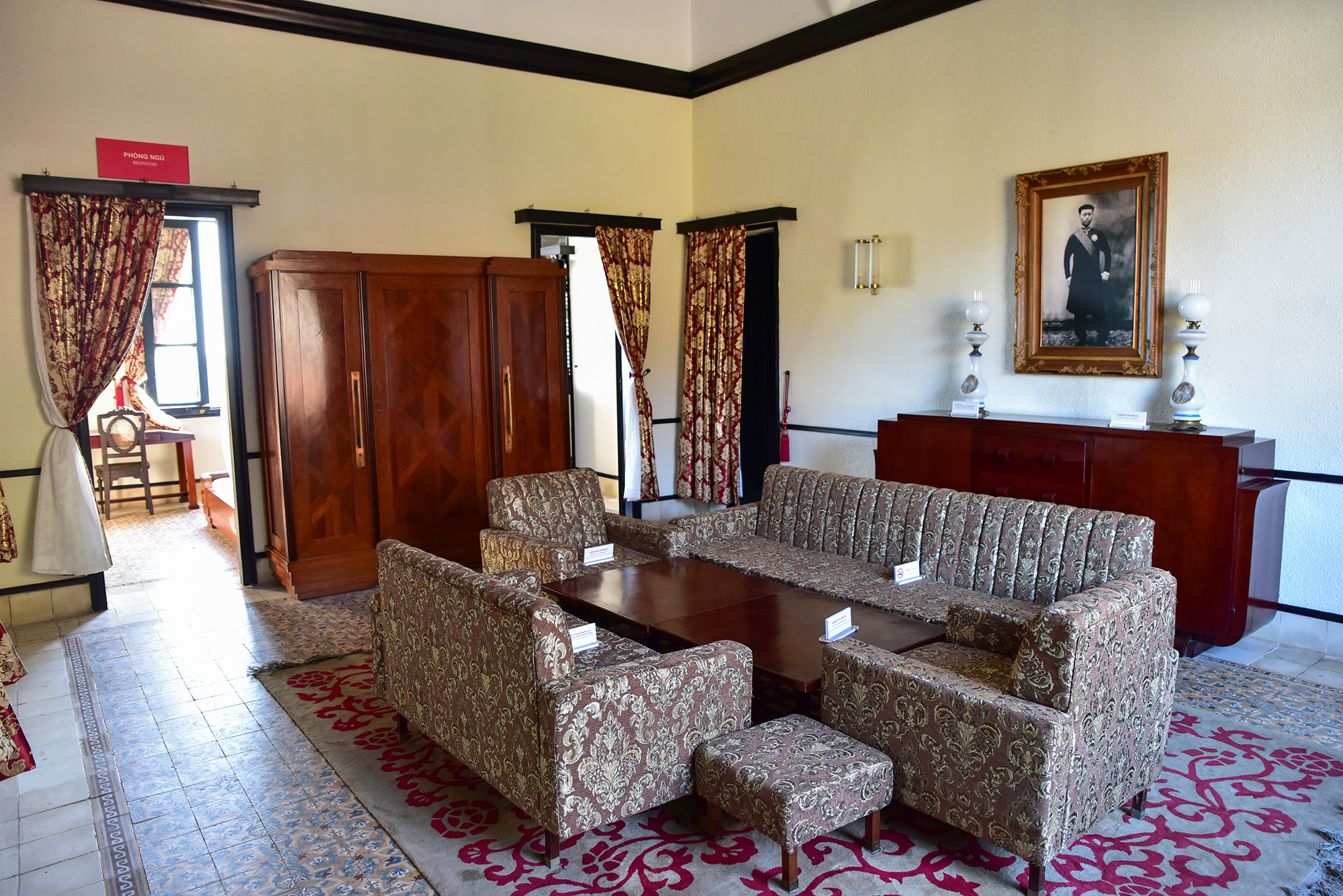 Căn phòng khách của vua Thành Thái tại góc lầu hai đặt bộ bàn ghế bọc gấm nhung vàng đầu thế kỷ 20, tường phía trên tủ treo hình chân dung nhà vua. Tháng 9/1907, đây là nơi giam lỏng vua Thành Thái (1879-1954) - ông là vị vua thứ 10 của triều Nguyễn. Ông lên ngôi năm 1889, trong suốt thời gian trị vì, vua có tinh thần yêu nước, kháng Pháp đến cùng. Thực dân Pháp lo sợ nên ép ông thoái vị và đưa vào Vũng Tàu quản thúc.