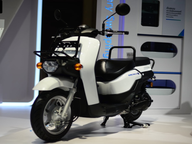 Thế giới xe - Chi tiết xe ga điện Honda Benly e mới sạc đầy trong 4 giờ