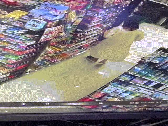 Phi thường - kỳ quặc - Clip: "Siêu trộm nhí" 14 tuổi giở chiêu trò ăn trộm đồ cực tinh vi khiến người xem choáng váng