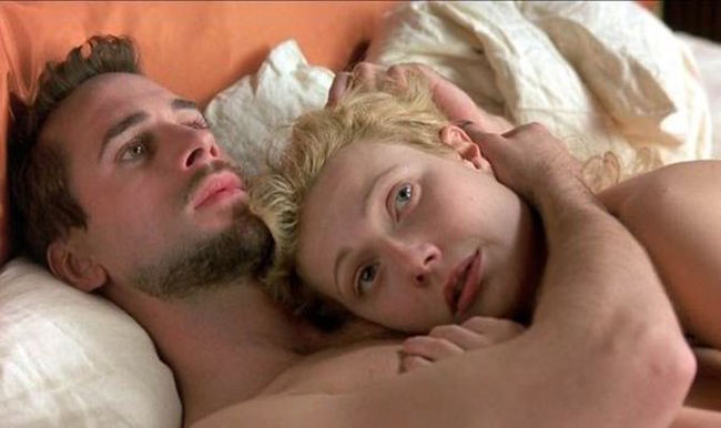 Ngoài những cảnh nóng táo bạo, "Shakespeare in love" còn là bộ phim có doanh thu cao thứ chín trong năm 1998.
