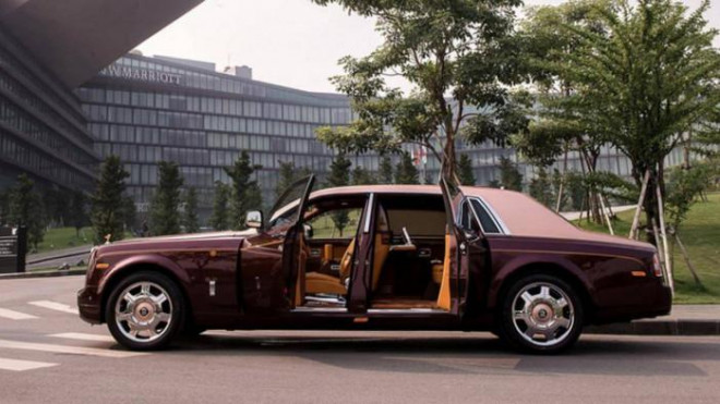 Rolls-Royce Phantom Lửa thiêng nổi bật trong dàn xe sang của ôngTrịnh Văn Quyết