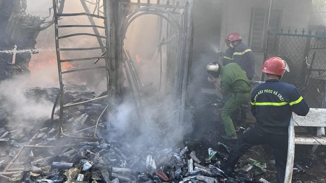 After a loud explosion, fire destroyed 4 houses in An Giang - 1