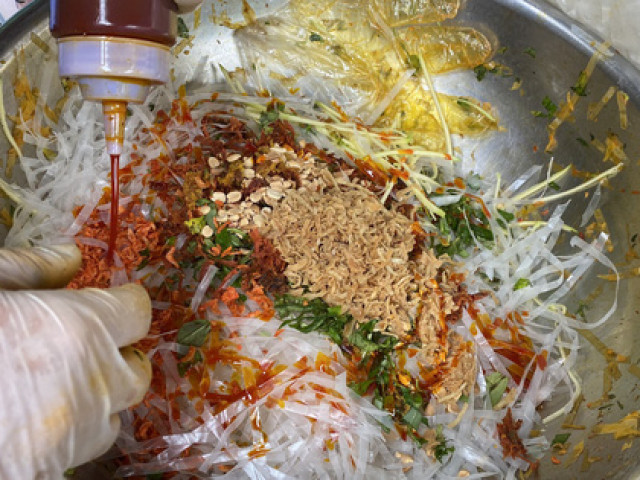 Thị trường - Tiêu dùng - Vật giá ''leo thang'' theo xăng dầu, nhân viên văn phòng Thủ đô phải làm thêm đủ nghề để tăng thu nhập