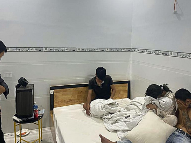Pháp luật - Bắt 6 nam nữ mang loa, đèn vào khách sạn mở "tiệc ma túy"