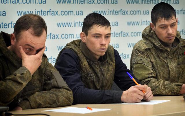 Một nhóm binh sĩ Nga bị bắt giữ ở Ukraine trả lời phỏng vấn hồi đầu tháng 3/2022. Ảnh: AP