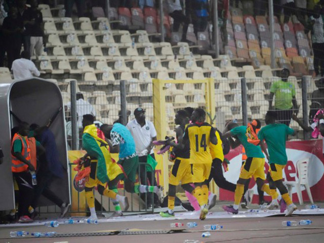 Kinh hoàng fan Nigeria làm loạn vì mất vé World Cup, đuổi cầu thủ & đập phá sân nhà