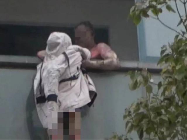 Bạn trẻ - Cuộc sống - Chồng cắn răng bảo vệ vợ giữa đám cháy và cái kết đau lòng