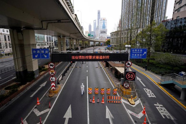 Thượng Hải (Trung Quốc) - nơi sinh
sống của 26 triệu dân - hiện đang trong ngày phong toả thứ 3 theo
quyết định trước đó của chính quyền thành phố. Ảnh: Reuters