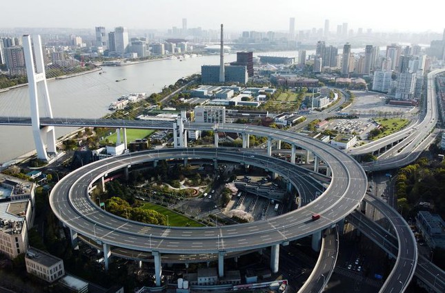 Cụ thể, khu vực phía Đông của Thượng
Hải sẽ tiến hành phong tỏa kể từ ngày 28/3 đến ngày 1/4, còn khu
vực phía Tây sẽ áp dụng các lệnh hạn chế nghiêm ngặt trong khoảng
thời gian từ 1-5/4. Ranh giới của hai khu vực trên là sông Hoàng
Phố. Việc phong toả được tiến hành nhằm tạo điều kiện cho các cơ
quan chức năng tiến hành xét nghiệm trên diện rộng. Ảnh:
Reuters