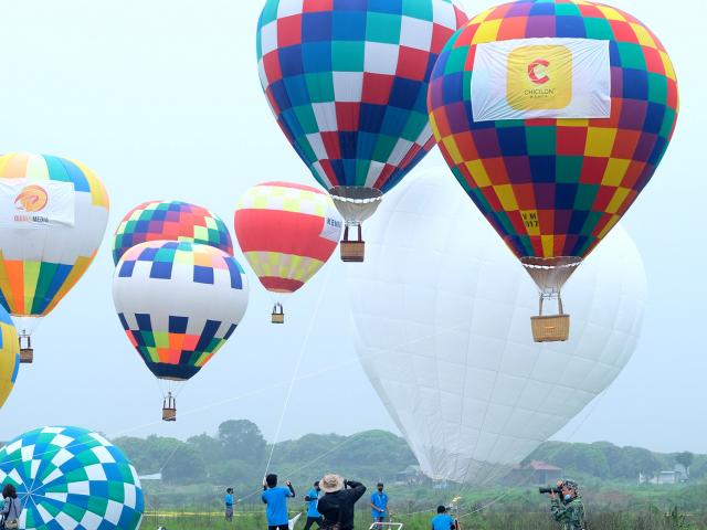 Bầu trời Hà Nội xuất hiện hàng chục khinh khí cầu rực rỡ sắc màu, du khách thích thú chụp ảnh