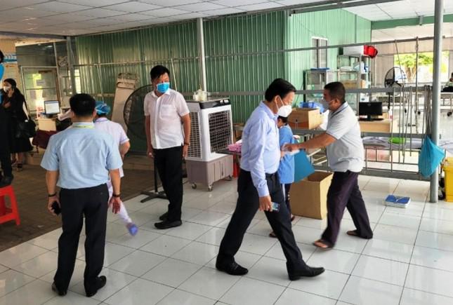 Chủ tịch UBND TPHCM Phan Văn Mãi có mặt tại bệnh viện đa khoa tỉnh Long An vào trưa 29/3 để làm thủ tục và đưa Phó Chủ tịch thường trực Lê Hoà Bình về TPHCM