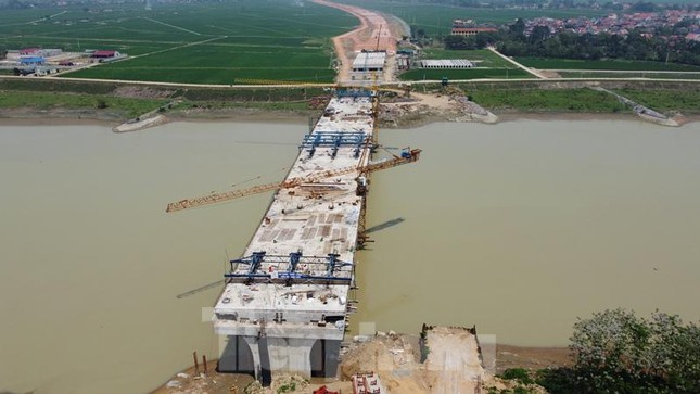 Cầu vượt sông Chu thuộc gói thầu xây lắp số 14 (XL014), dự án xây dựng cao tốc thành phần Bắc Nam đoạn Mai Sơn (Ninh Bình) - QL45 (Thanh Hóa) dài 63,5 km.