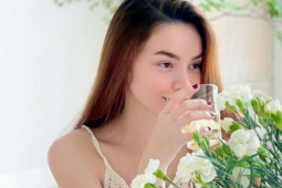 Hà Hồ mặc xuyên thấu khoe body mẹ 3 con quyến rũ