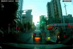 Phi thường - kỳ quặc - Ô tô bất ngờ bốc cháy khi dừng đợi đèn đỏ, cảnh tượng sau đó gây hoảng sợ tột độ