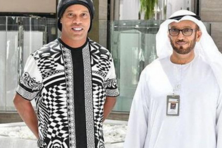 Đội bóng Indonesia chiêu mộ Ronaldinho bằng hợp đồng cực dị