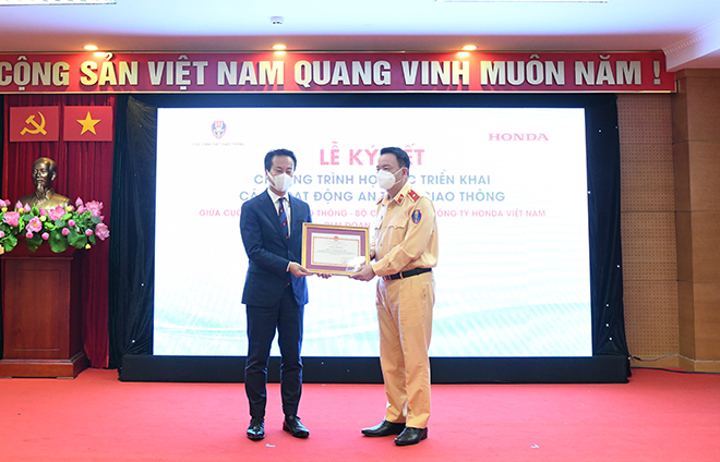 HVN nhận giấy khen từ Cục trưởng Cục Cảnh sát giao thông vì những đóng góp cho hoạt động ATGT giai đoạn 2019-2021