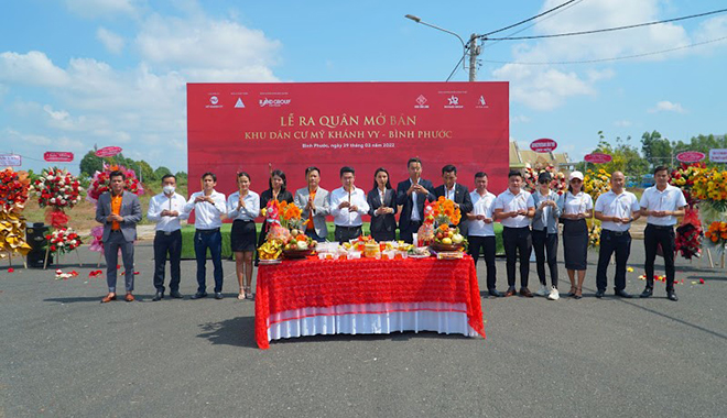 Các quản lý sàn cùng nhau thắp hương cầu chúc dự án “thuận buồm xuôi gió”