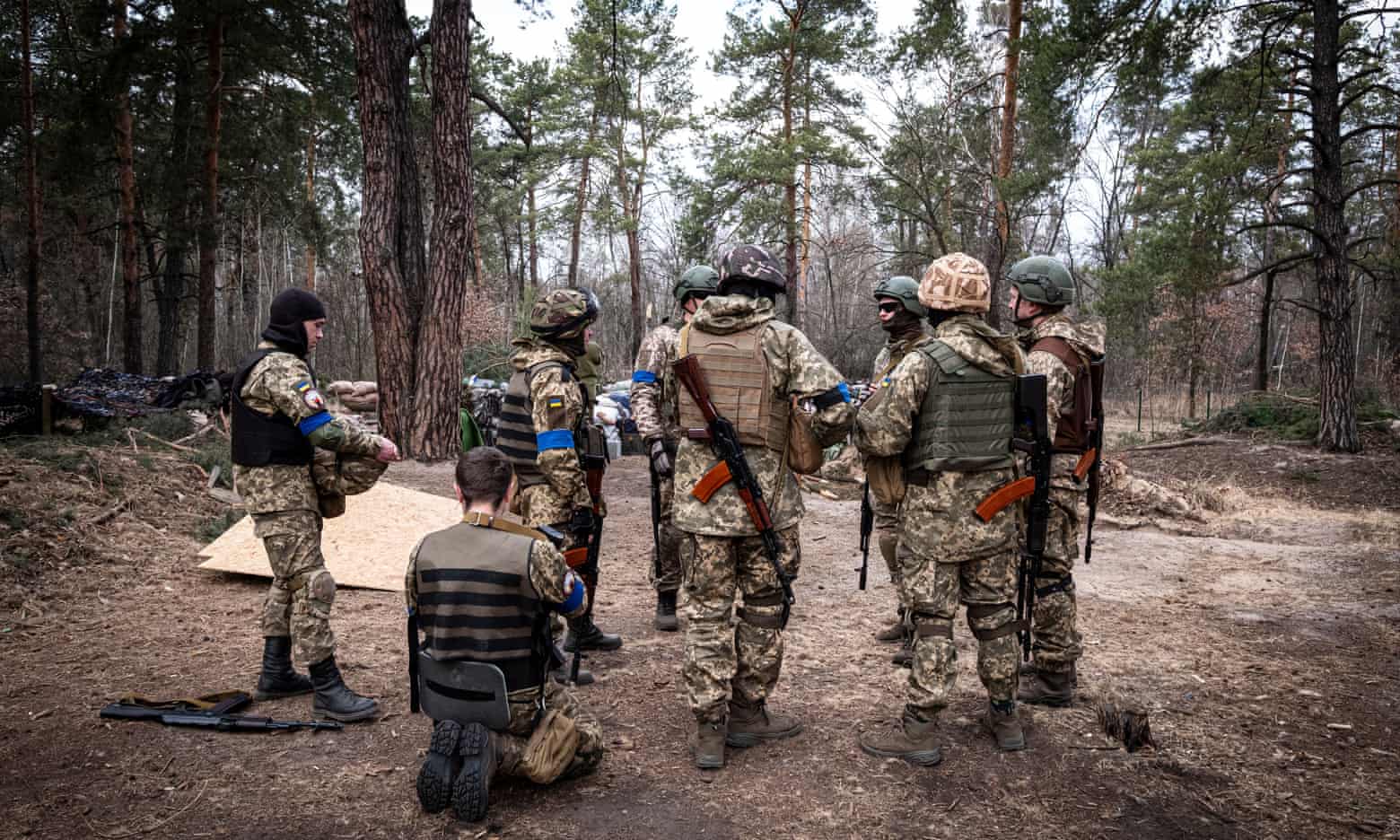Quân đội Ukraine tập hợp ở ngoại ô Kiev (ảnh: Guardian)