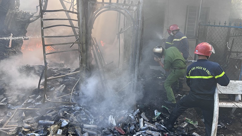 After a loud explosion, fire destroyed 4 houses in An Giang - 3