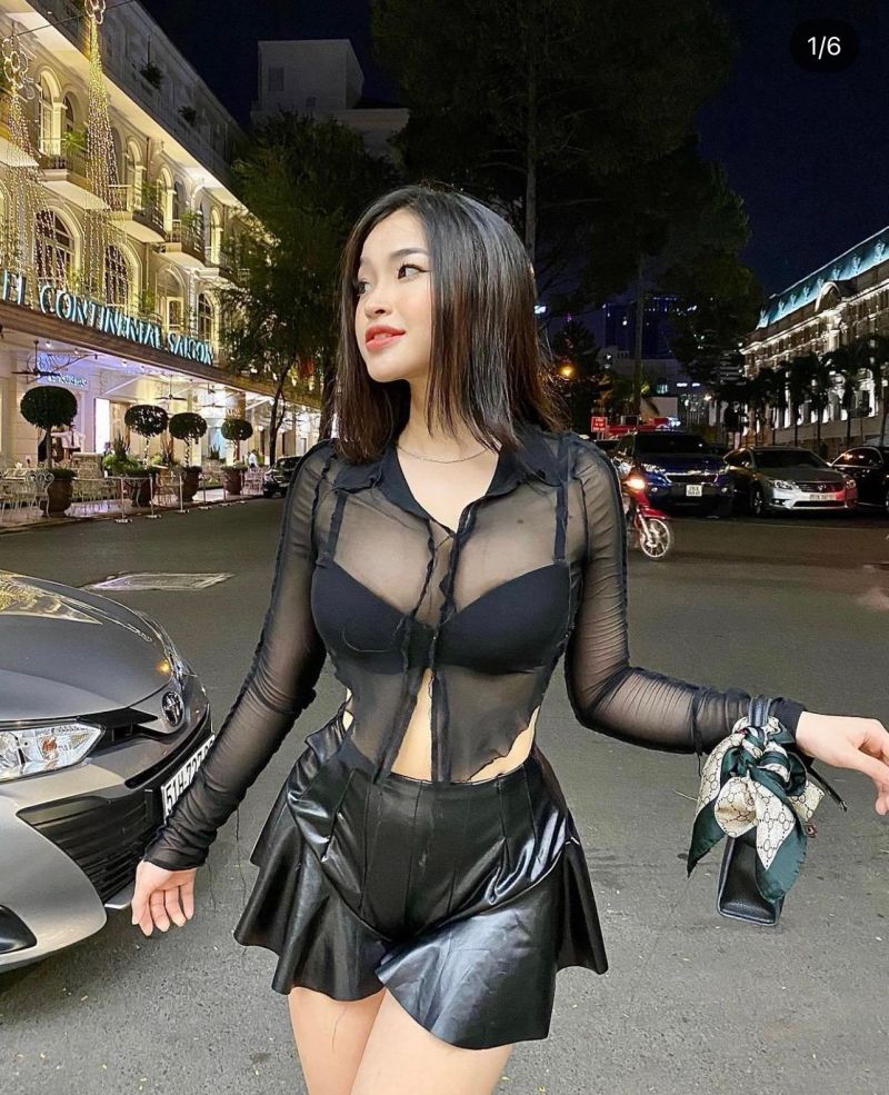 "The hottest female student in Dong Nai"  stand out with a set of streetwear at night: see-through shirt, short skirt - 1