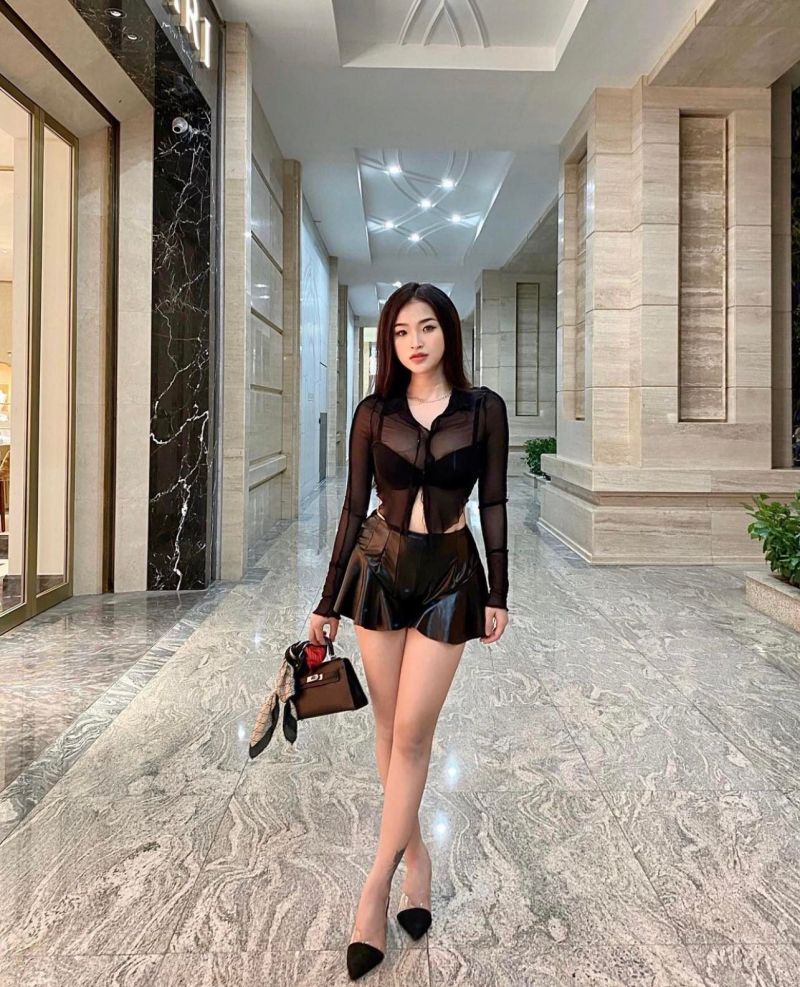 "The hottest female student in Dong Nai"  stand out with a set of streetwear at night: see-through shirt, short skirt - 4