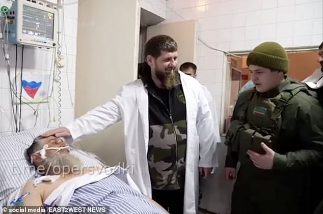Con trai của lãnh đạo Chechnya tháp tùng cha tới một bệnh viện ở Mariupol.