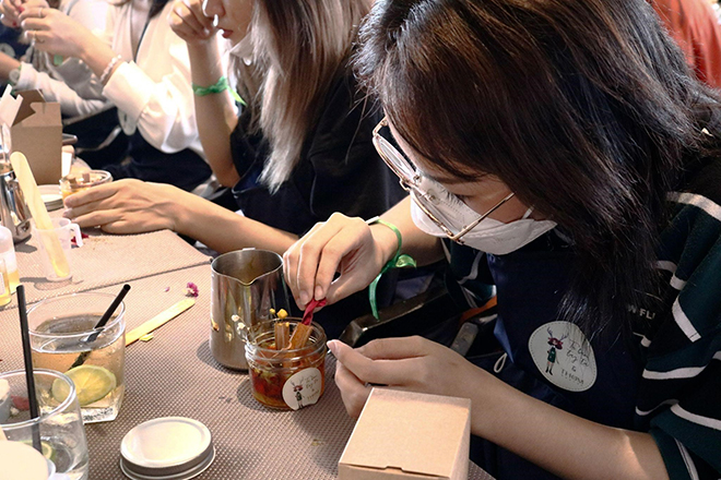 Hình ảnh khách tham dự đang tạo nến thơm